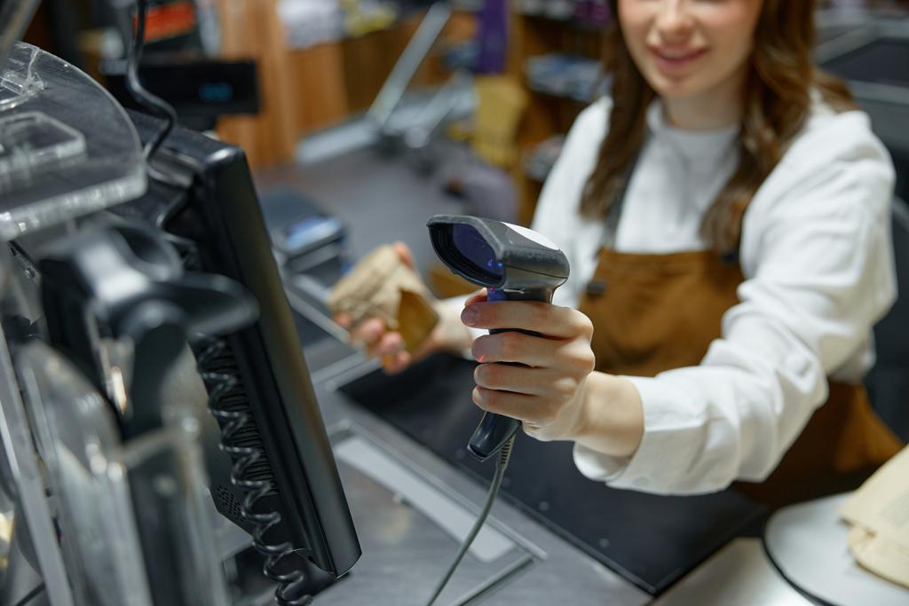 Trabajadora escaneando productos en un comercio con lector de código de barras y PixelPOS en Castellón para gestionar ventas y tickets.