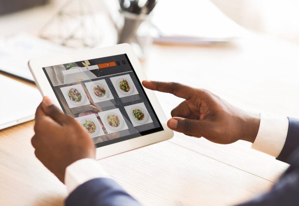 Persona realizando un pedido en una tablet como kiosko de pedidos para restaurantes con PixelPOS en Castellón.