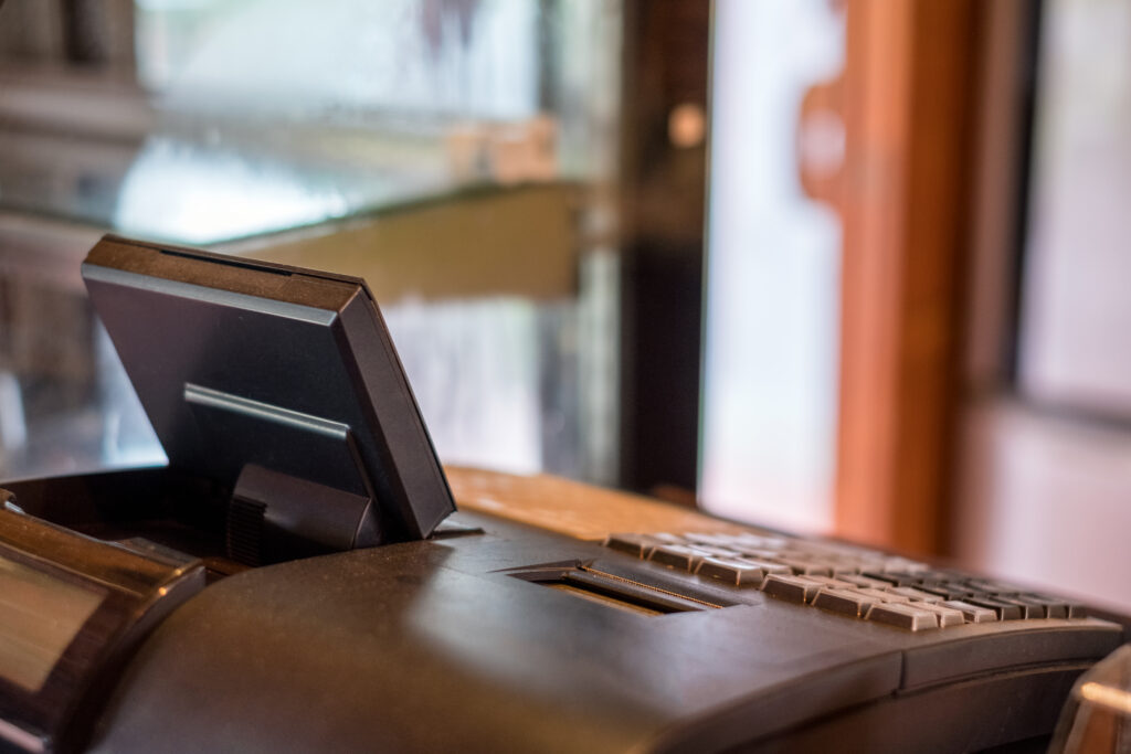 Caja registradora con pantalla y teclado para controlar aperturas, cierres y arqueos diarios con PixelPOS en Castellón.