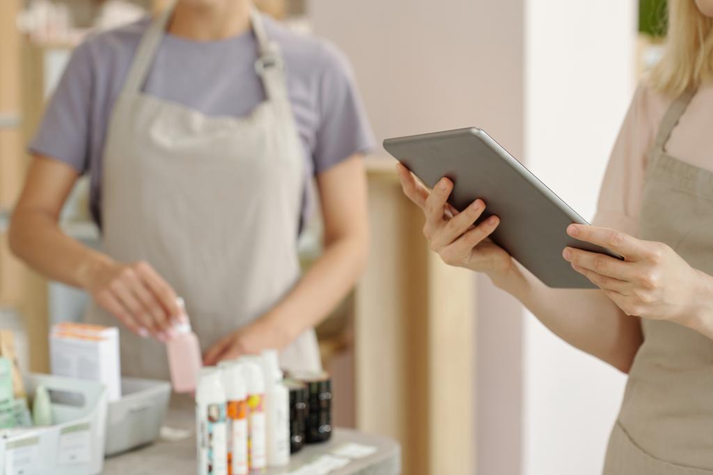 Personal de peluquería o centro de estética gestionando productos, servicios y ventas con PixelPOS en Castellón.