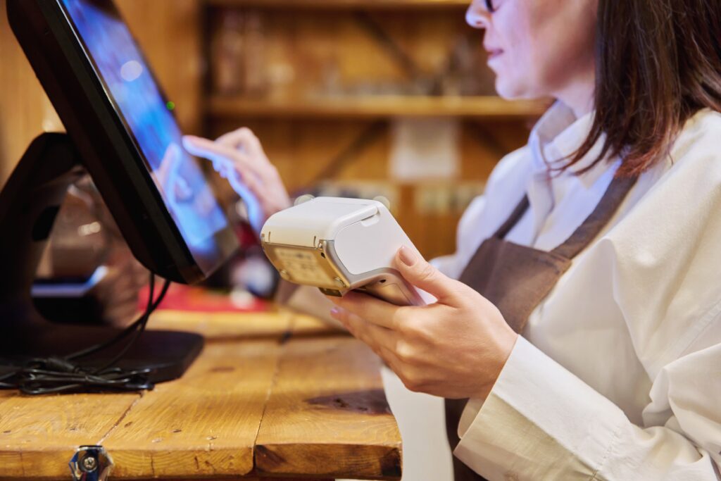 Trabajadora utilizando un TPV en restaurante para gestionar cobros, tickets y ventas con PixelPOS en Castellón.