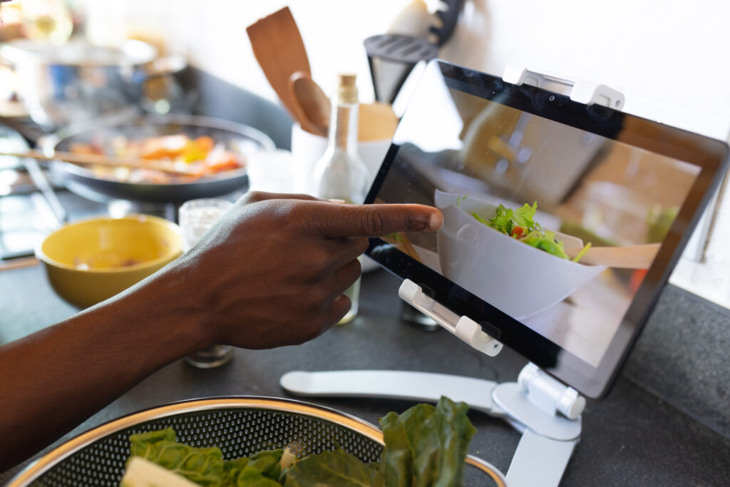 Tablet en cocina mostrando una receta o pedido digital para organizar tiempos de preparación con PixelPOS en Castellón.