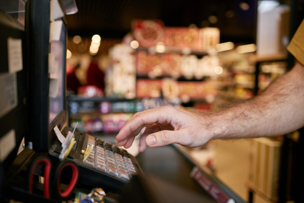Persona usando un terminal de punto de venta para controlar caja, tickets y ventas diarias con PixelPOS en Castellón.