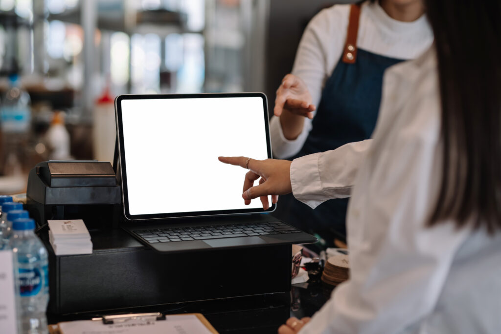 Cliente realizando un pedido en un TPV para restaurantes con PixelPOS en Castellón para gestionar pedidos, cobros y tickets.