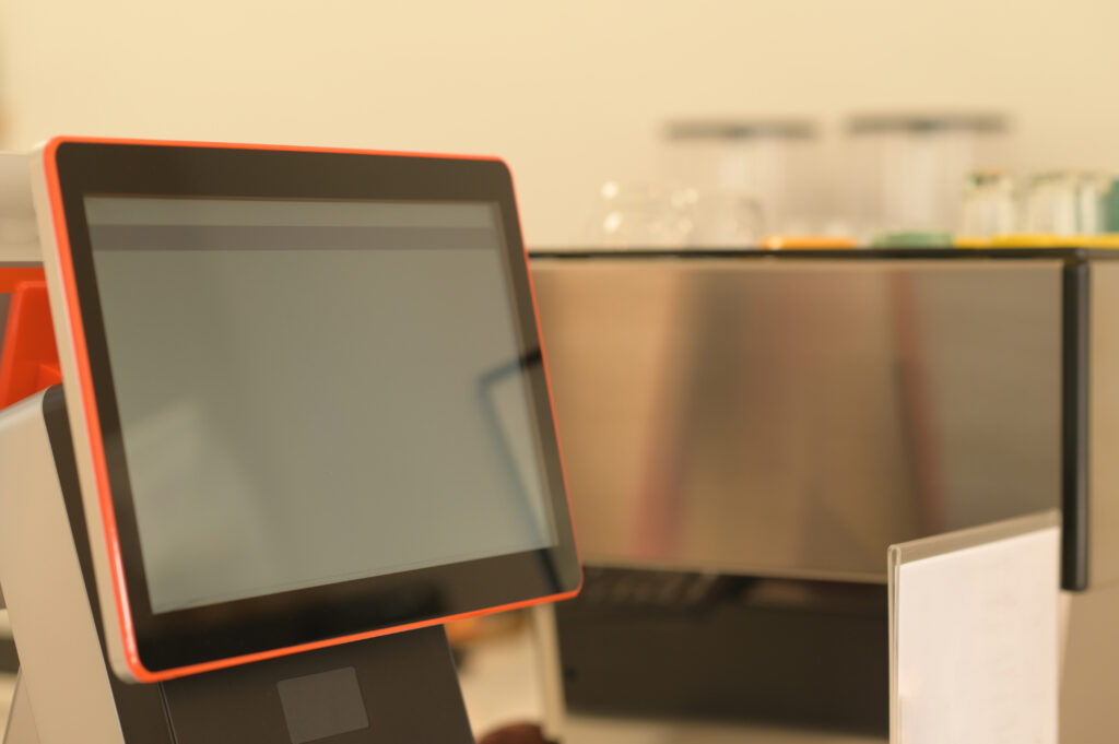 Pantalla TPV táctil en mostrador para agilizar ventas, pedidos y tickets con PixelPOS en Castellón.