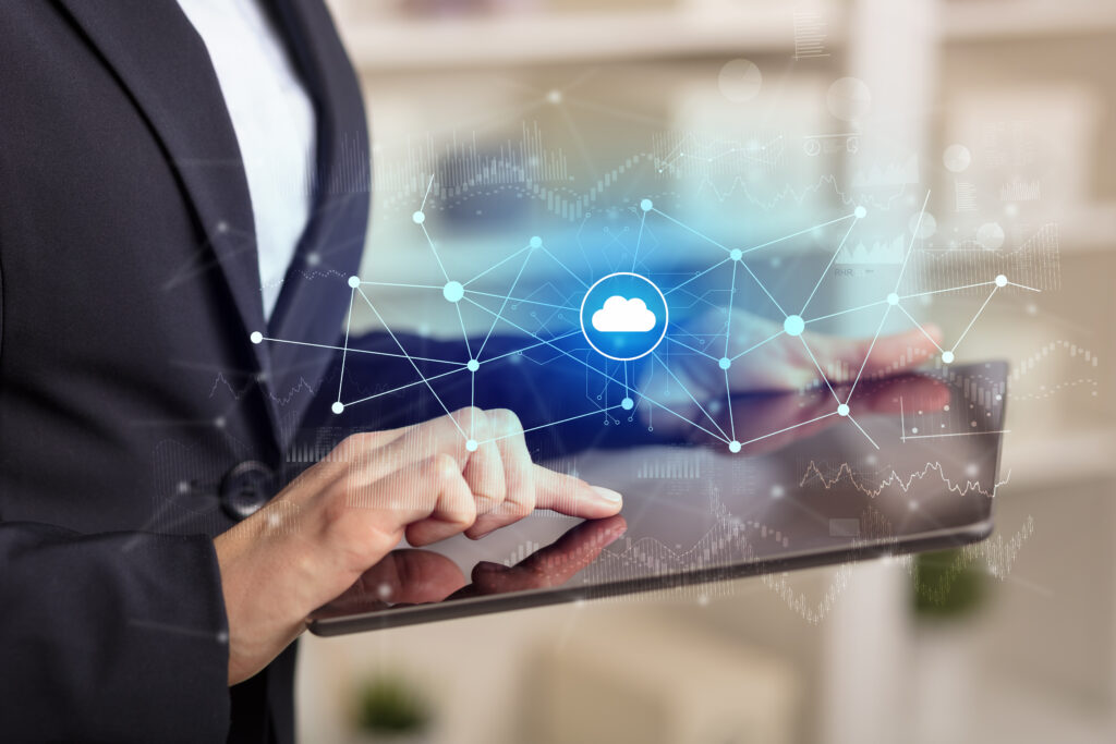 Profesional utilizando tecnología cloud en tablet para controlar ventas, caja e informes con PixelPOS en Castellón.