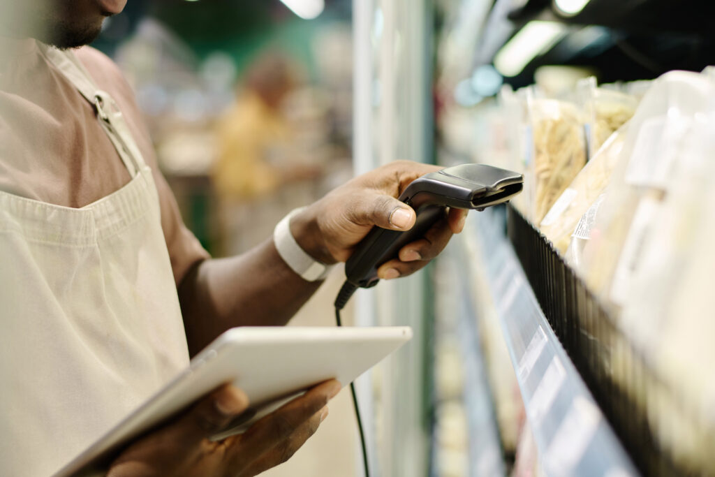 Trabajador escaneando productos en un comercio para organizar stock, categorías y ventas con PixelPOS en Castellón.